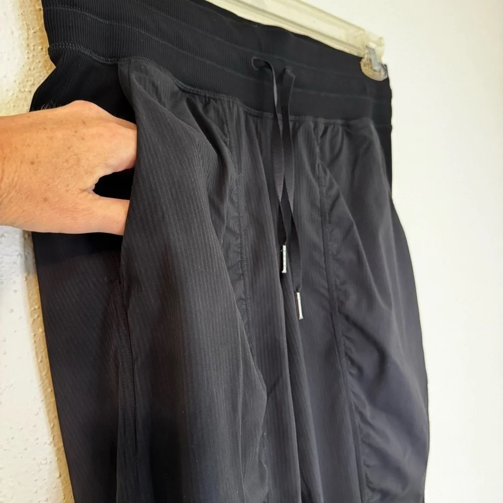Lululemon Women’s Dance Studio Mid-Rise Jogger 28” Black size 6 Casual Hiking